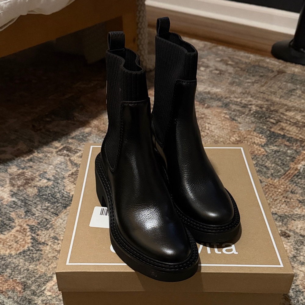 Dolce Vita Black Leather Chelsea Boots
Hilora H2O - Picture 3 of 5